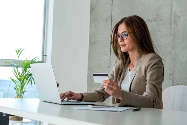 Choisir sa banque pro en ligne : critères et options