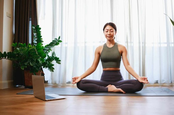 Yoga et Chanvre : astuces pour relaxation et bien-être profond